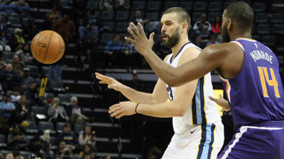 Marc Gasol celebra su 33 cumpleaños con un doble-doble y victoria