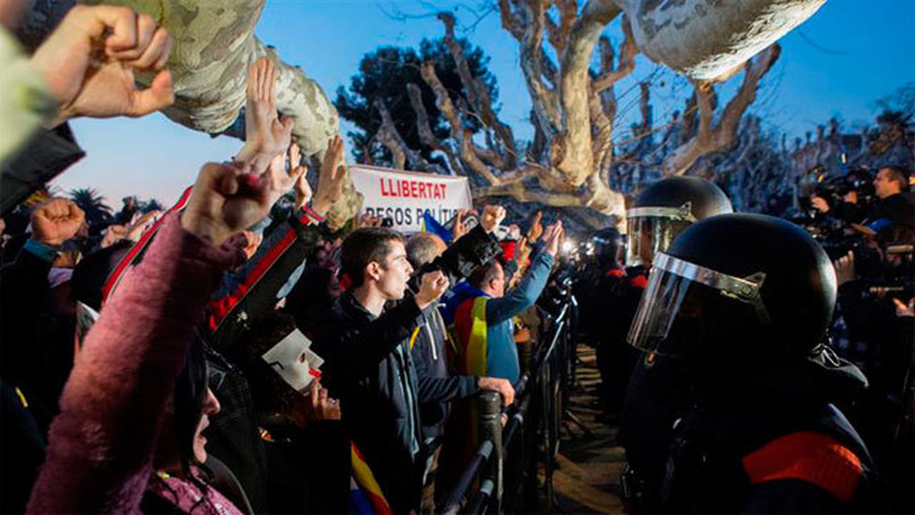 Manifestantes independentistas desbordan a los Mossos y se plantan ante el Parlament