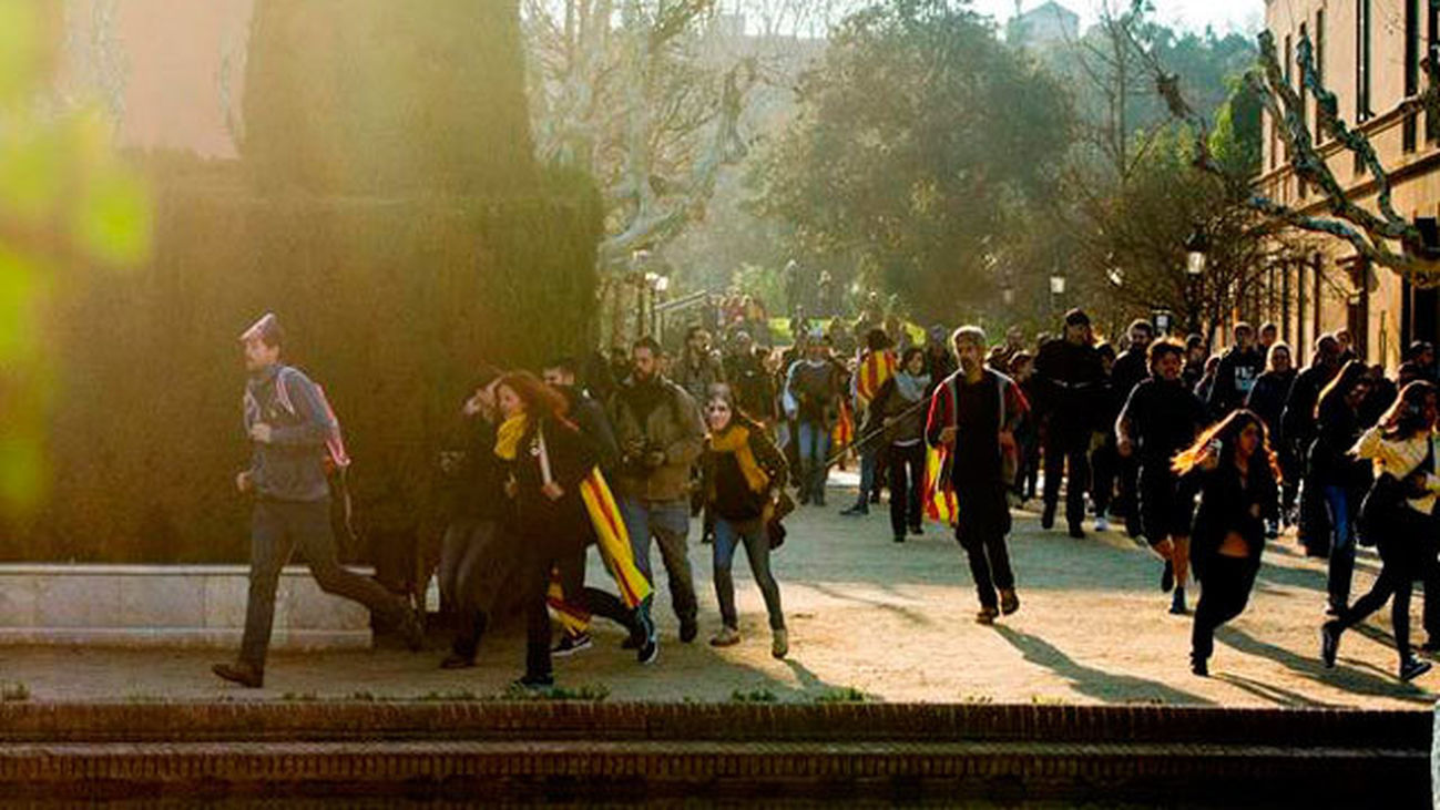 Manifestantes independentistas desbordan a los Mossos y se plantan ante el Parlament