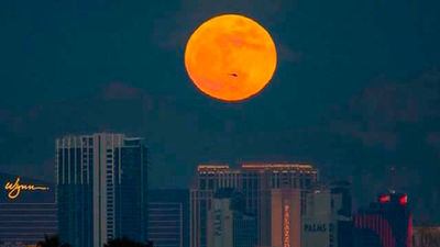 La luna se tiñe de color rojizo en un eclipse total seguido en medio mundo