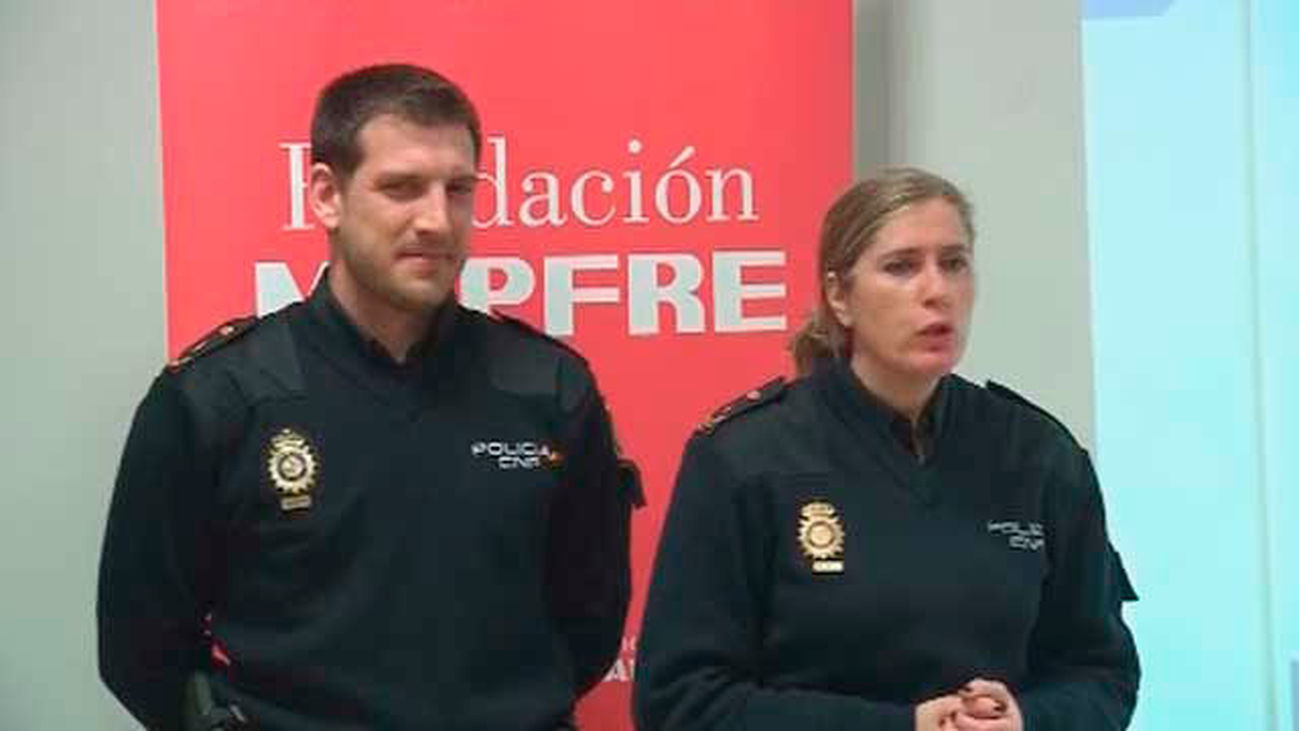 La Policía Nacional lanza una campaña para prevenir teleadicciones y ciberacoso de menores