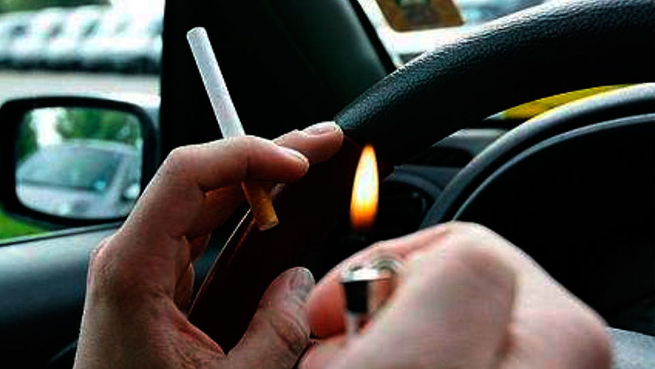 El riesgo de fumar al volante