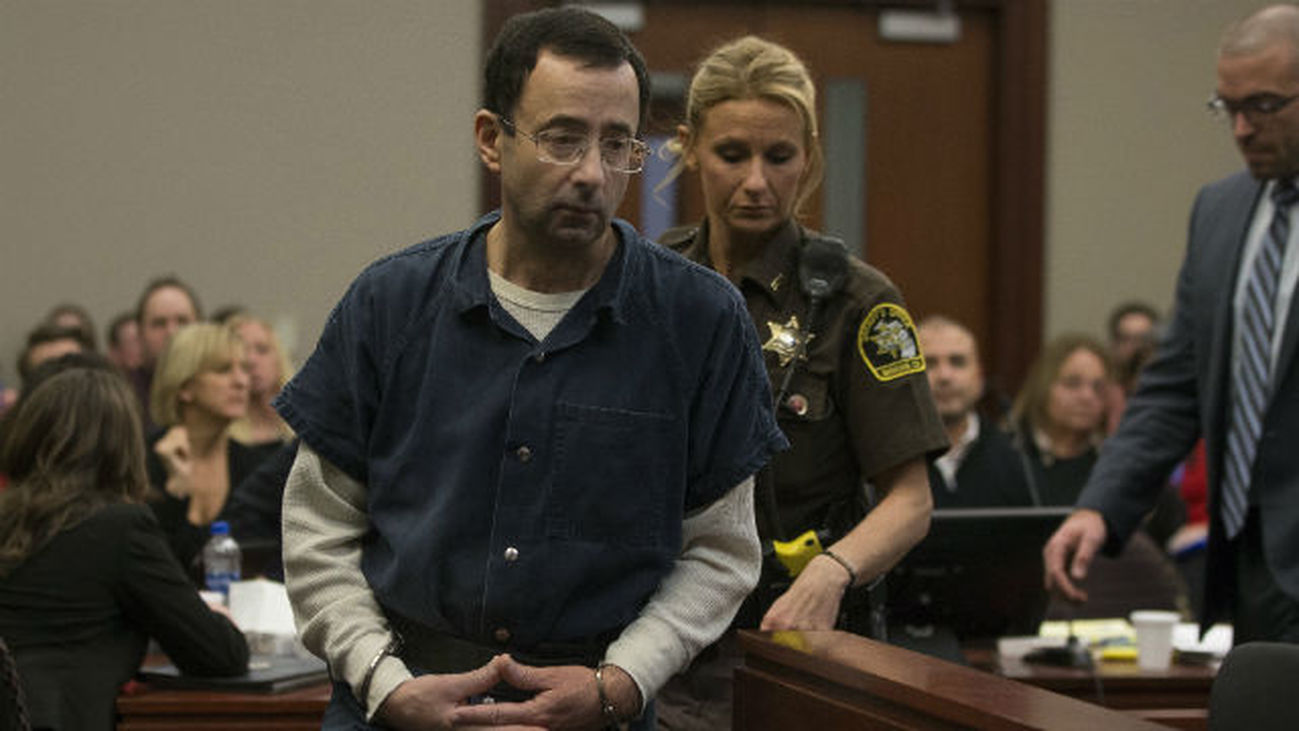 El padre de tres víctimas del ex médico deportivo de EEUU, Larry Nassar, intenta agredirlo en juicio