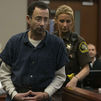 El padre de tres víctimas del ex médico deportivo de EEUU, Larry Nassar, intenta agredirlo en juicio