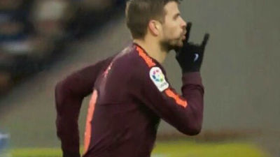 Piqué mandó callar al público de Cornellá con unos cuernos