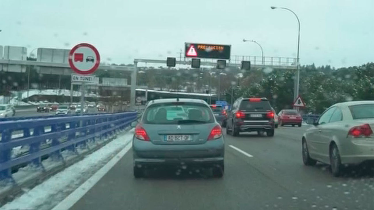 La M-40 recupera la normalidad tras una jornada en la que la nieve la convirtió en una 'ratonera'