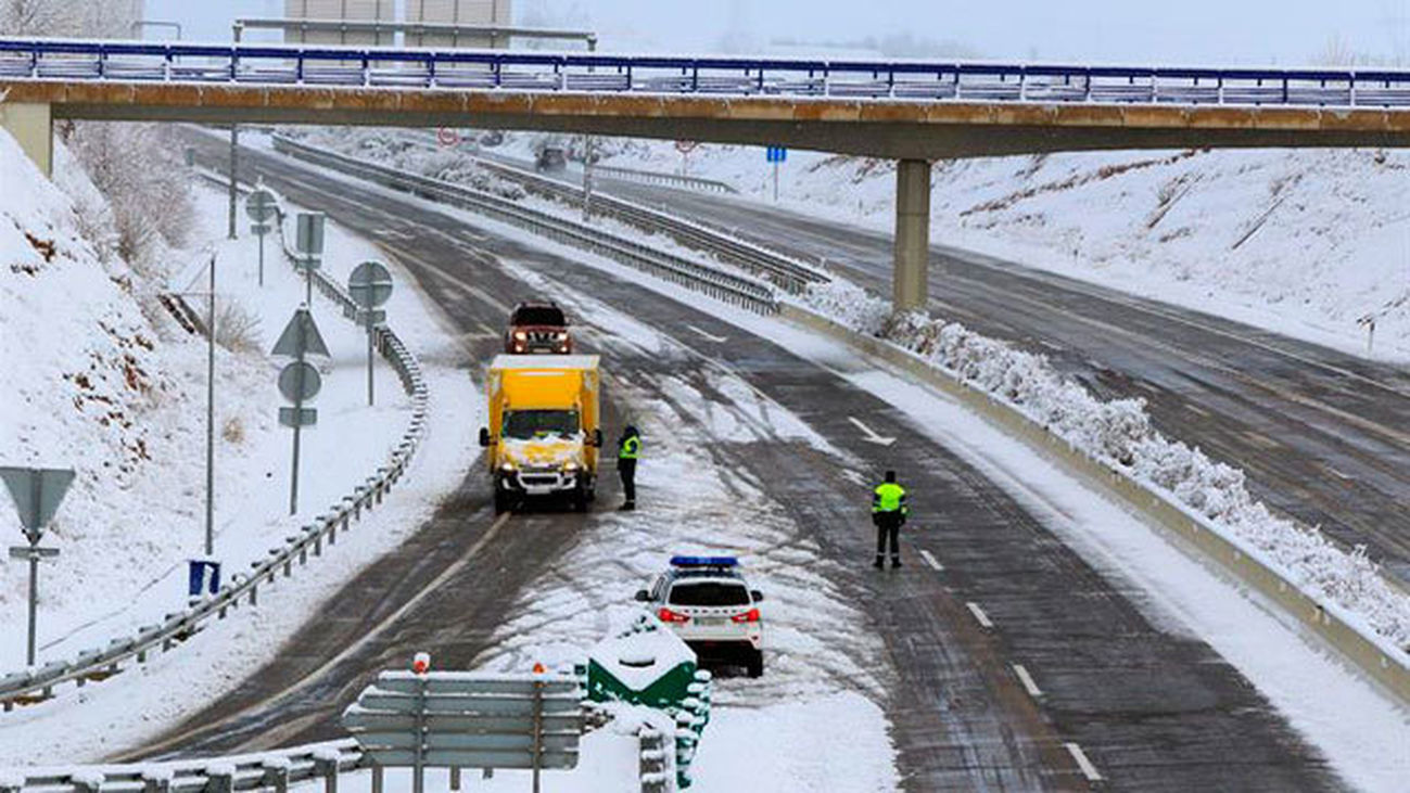 Restringida la circulación a camiones en la M-40 y la A-6  y la A-1 cortada por la nieve