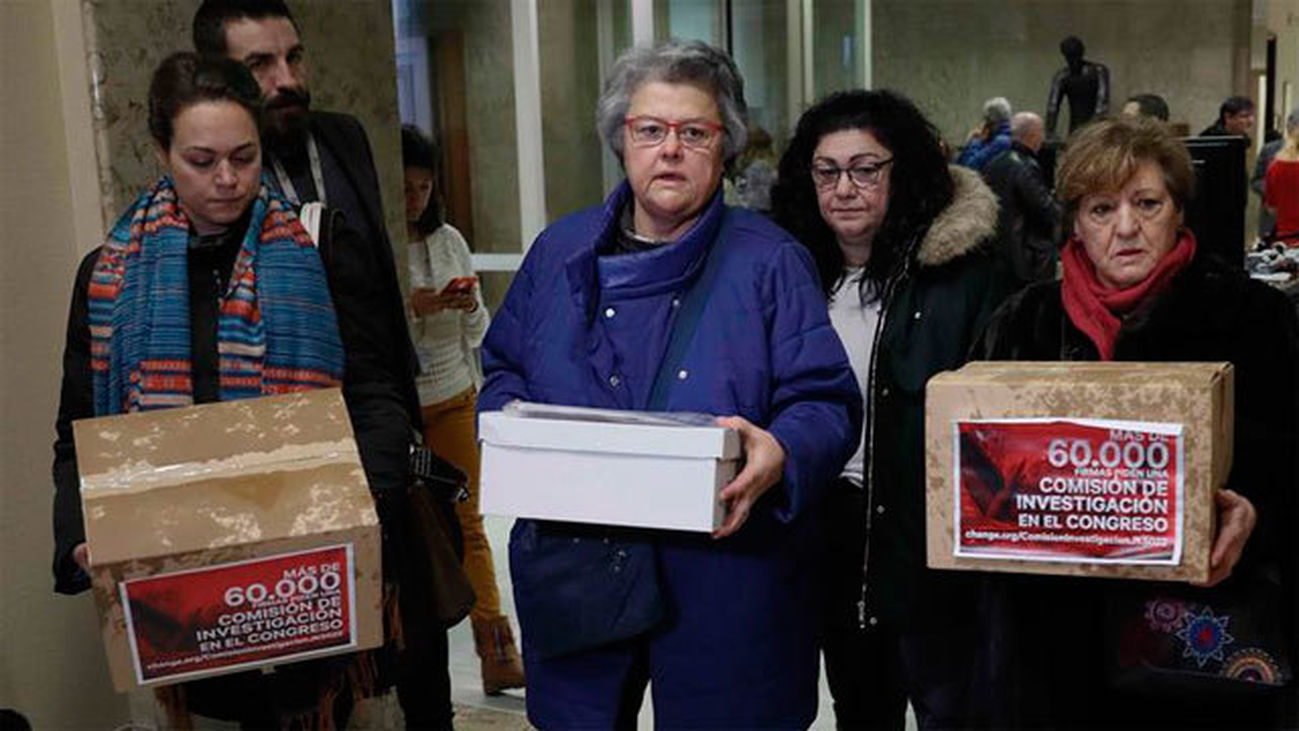 Víctimas del accidente de Spanair entregan 70.000 firmas  para que el Congreso abra una comisión de investigación