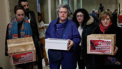 Víctimas del accidente de Spanair entregan 70.000 firmas  para que el Congreso abra una comisión de investigación