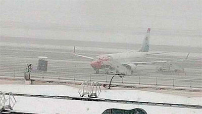 Aviones y trenes también sufren los efectos del temporal de nieve