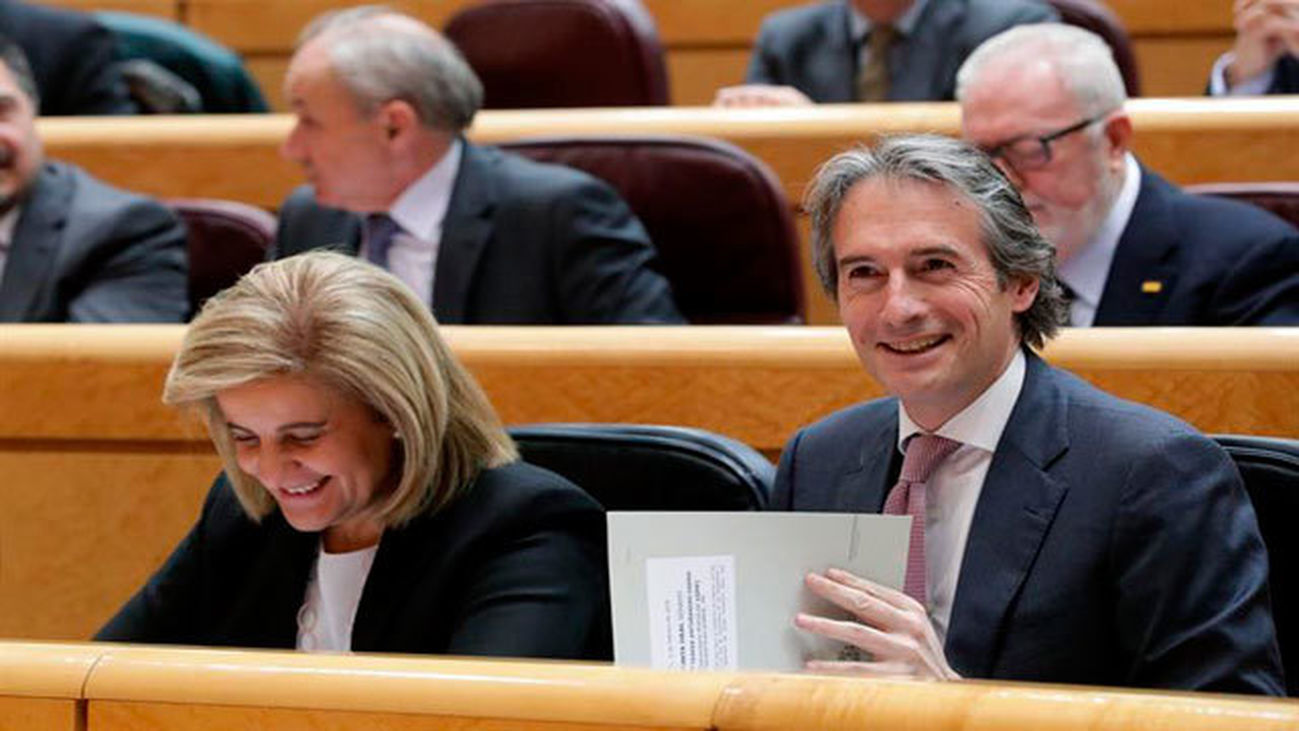 El ministro de Fomento, Iñigo de la Serna, y la titular de Empleo, Fátima Bañez en la sesión de control al Gobierno en el Senad