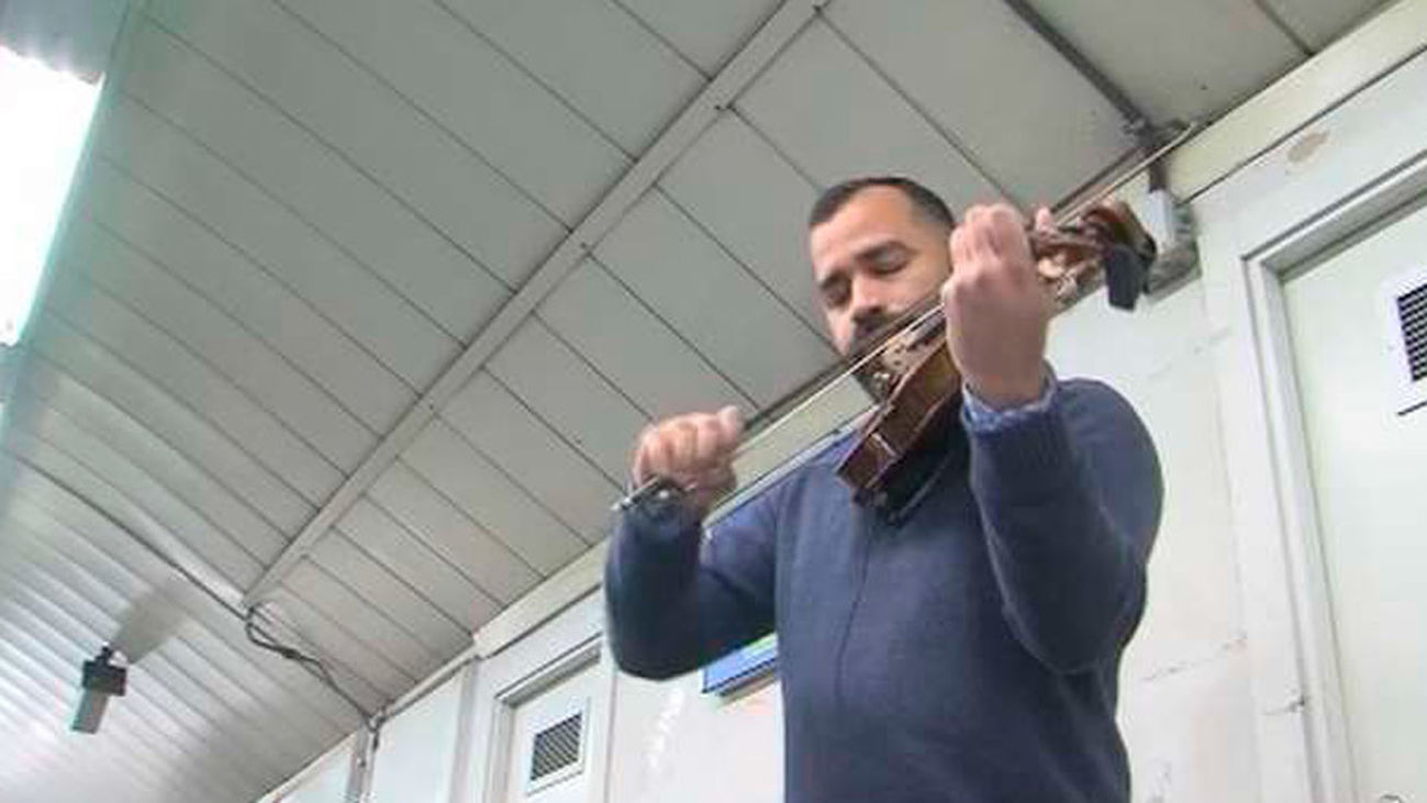 El 'Despacito' a violín convierte a Simón en una estrella del Metro