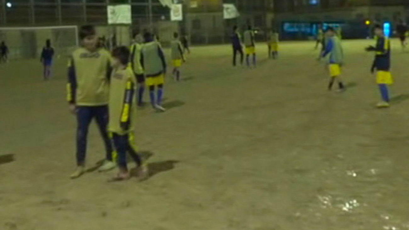 Hartos de jugar al fútbol en un campo de arena