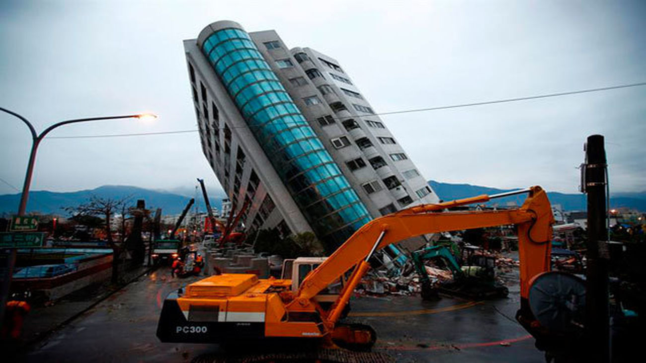 Vista de un edificio escorado en Hualien, en el este de Taiwán
