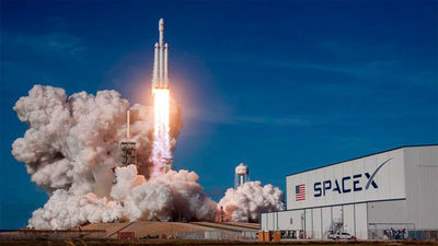 La empresa SpaceX abre un nuevo capítulo espacial con el lanzamiento del súpercohete Falcon Heavy