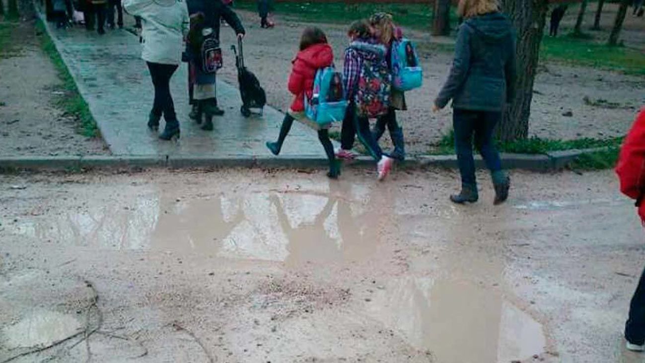 Atravesando un lodazal para llegar al cole en Getafe