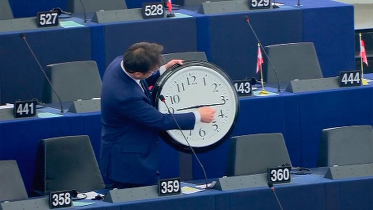 El Parlamento Europeo pide revisar los cambios de hora en primavera y otoño
