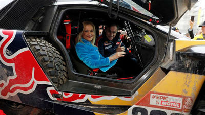 La Comunidad homenajea a Carlos Sainz tras ganar su segundo Rally Dakar