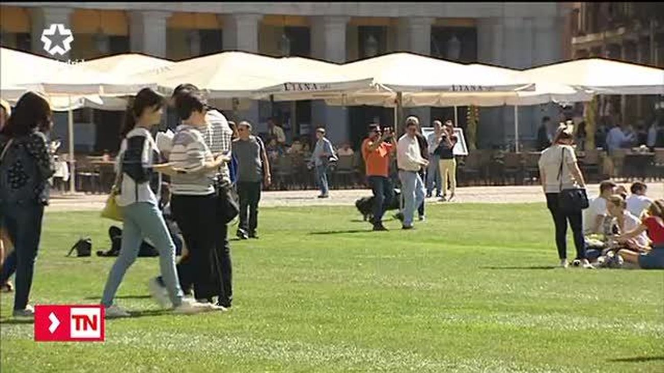 Una malla flotante en la Plaza Mayor recuerda las ondas  sísmicas del terremoto de Japón