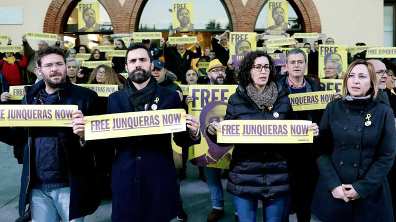 Concentración frente al ayuntamiento de Sant Vicenç dels Horts (Barcelona) organizado por ERC