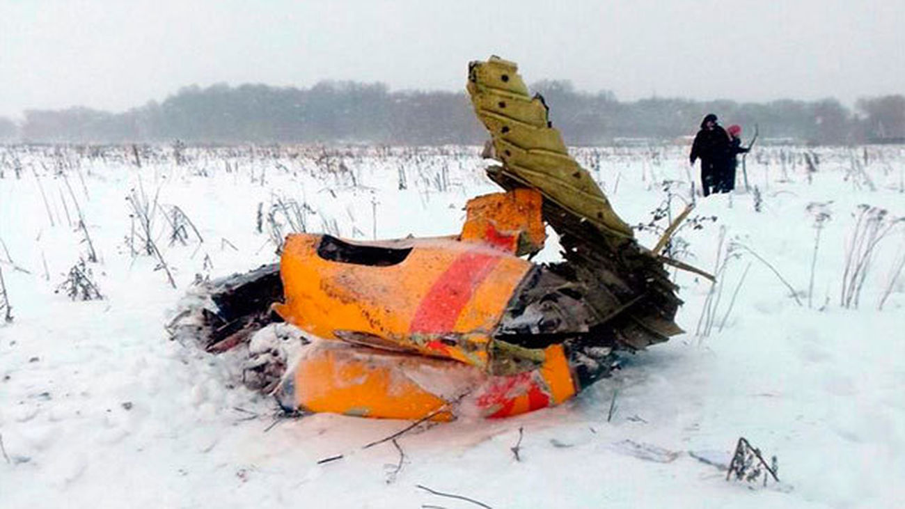 Restos de fuselaje del avión de pasajeros AN-148 de la aerolínea rusa Saratov Airlines siniestrado