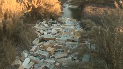 La basura y la chatarra bloquean el río Guadarrama a su paso por Móstoles