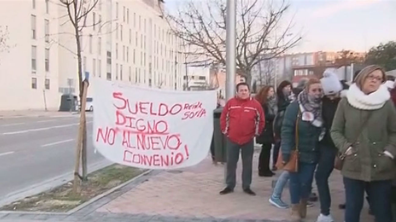 Trabajadores del centro de Alzheimer Reina Sofía denuncian el recorte de sus salarios