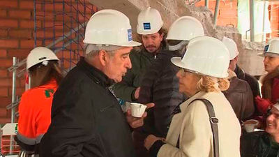 Carmena visita las obras de los 2.356 pisos públicos de alquiler que construye la EMVS