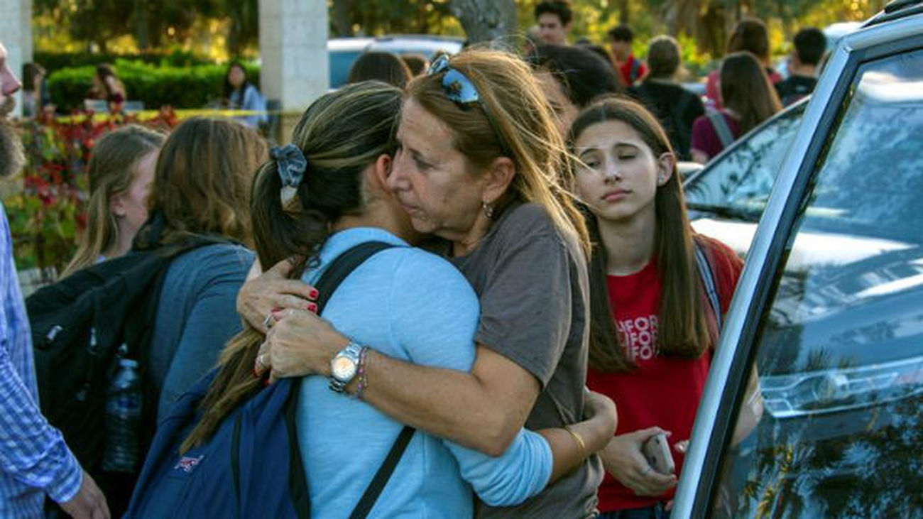 Al menos 17 muertos y 15 heridos en un tiroteo en un instituto en Florida