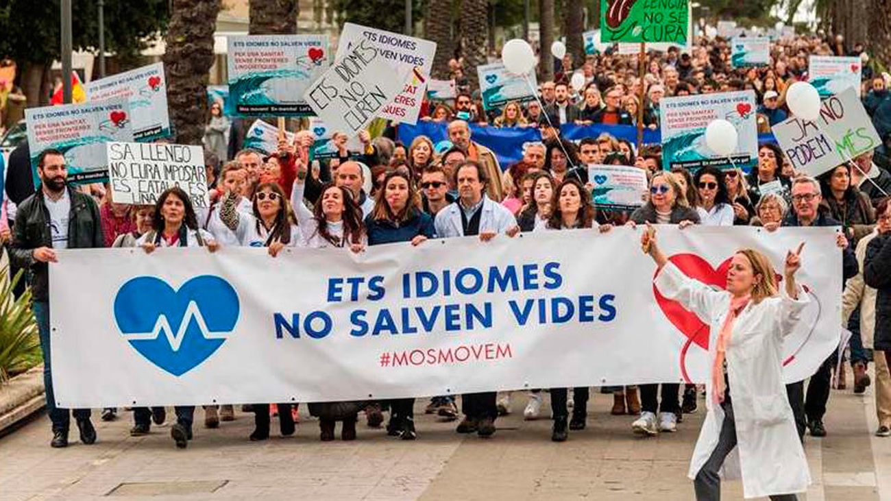 Unas 2.500 personas recorren las calles de Palma  en contra del requisito del catalán en IbSalut
