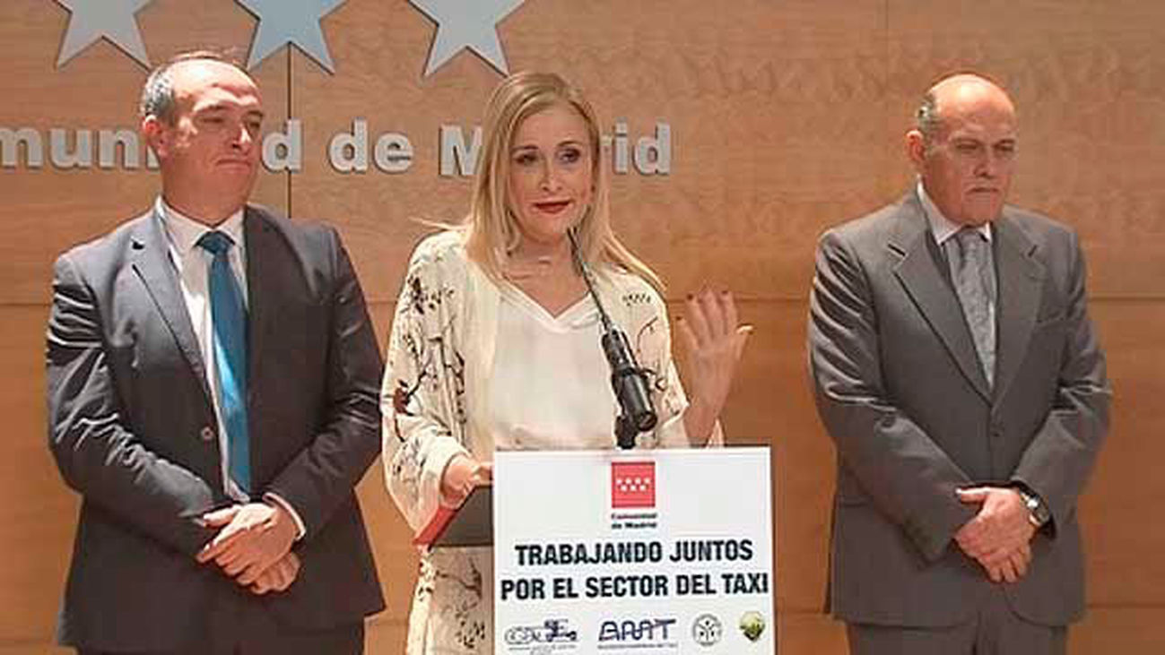 Cifuentes cambiará el reglamento del taxi y pedirá a Fomento que endurezca las multas a VTCs