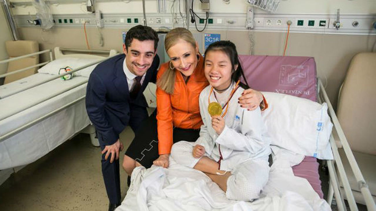 Cifuentes pone a Javier Fernández como “ejemplo de ánimo y superación”