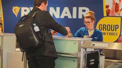 Ryanair paga 100 euros a sus trabajadores por reclutar nuevos empleados