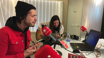 Fredi Leis canta en acústico 'Echame de menos'