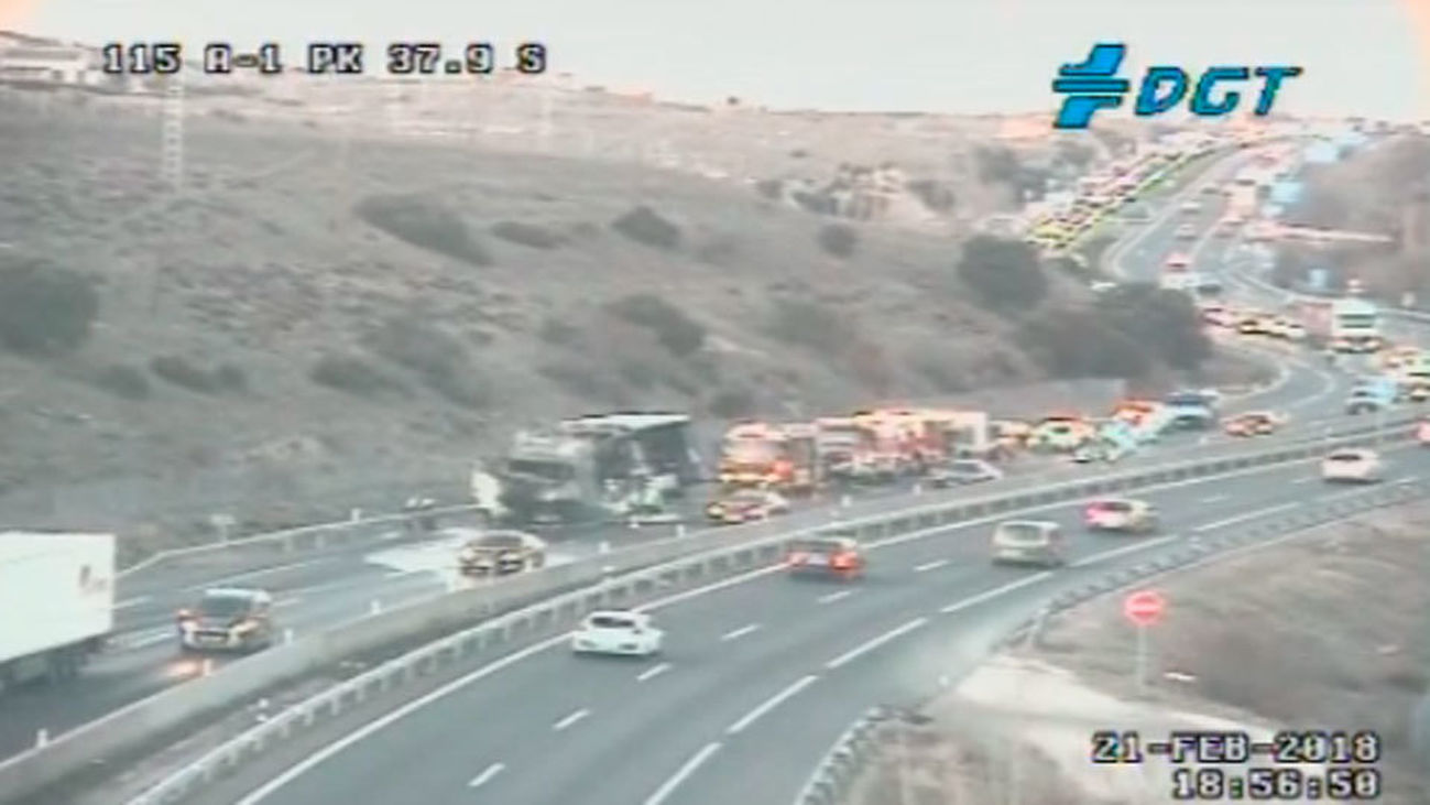 El incendio de un camión en la A-1 en El Molar provoca un gran atasco