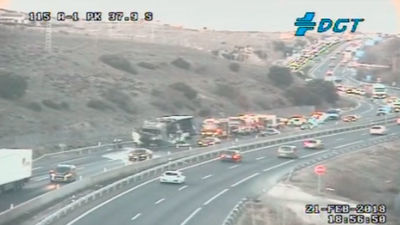 El incendio de un camión en la A-1 en El Molar provoca un gran atasco