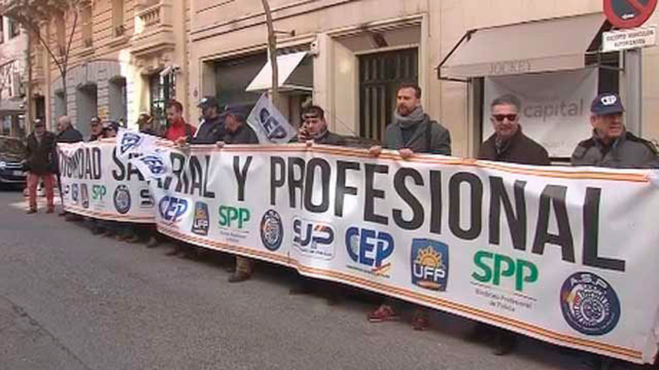 Policías nacionales y guardias civiles se concentran frente al Ministerio del Interior por su equipración salarial