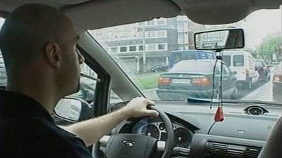 El Consejo de Enfermería quiere prohibir fumar en el coche