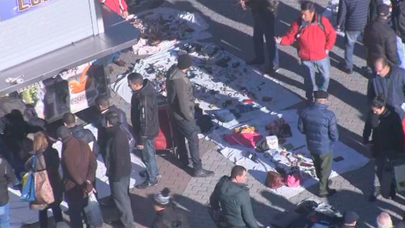 Venden objetos sacados de la basura en un mercadillo ilegal en la Plaza Elíptica