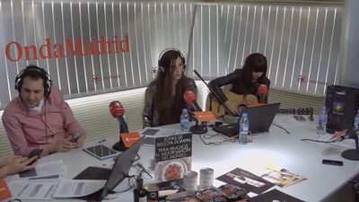 Ecléctica toca en directo 'Mágica' en Amos de Casa