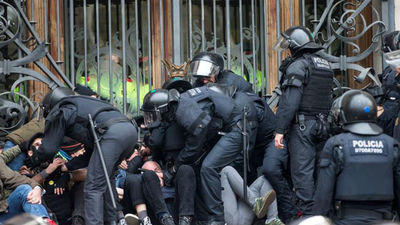 Detenidos doce activistas por bloquear el acceso al Tribunal Superior de Justicia, en Barcelona