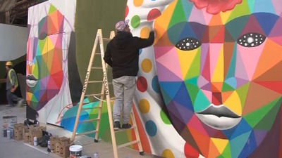 Okuda San Miguel pinta sus murales en la calle Velázquez de Madrid