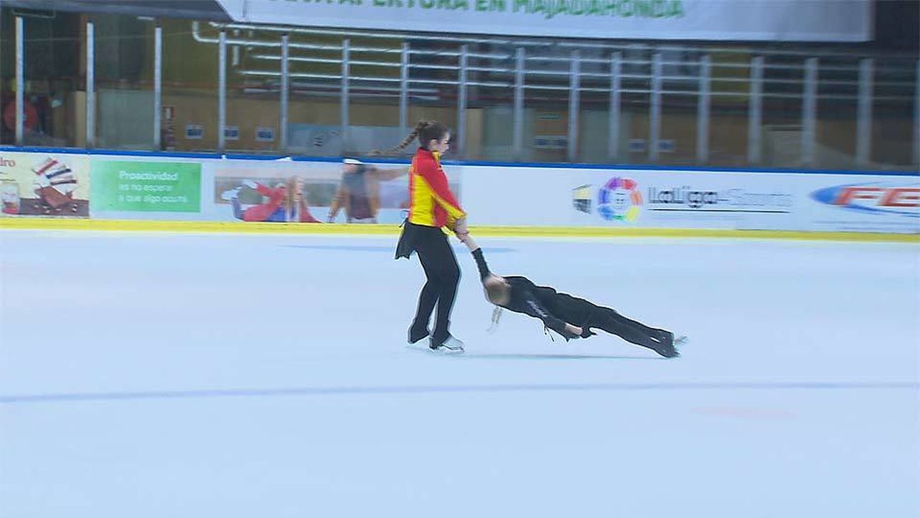 La selección de patinaje sincronizado trasnocha para entrenar