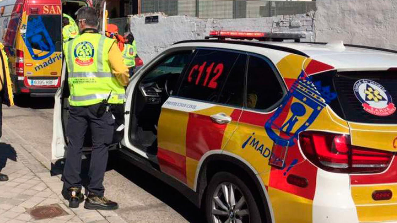 Un trabajador grave al venirse atrás el camión con el que recogía escombros en Hortaleza