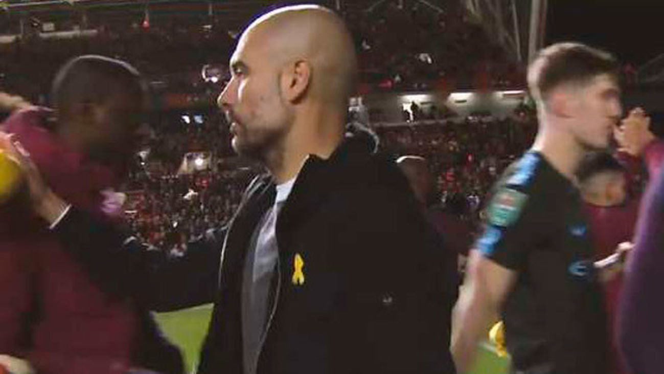 Guardiola es sancionado por la Federación Inglesa de Fútbol por lucir el lazo amarillo
