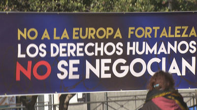 Concentración en el paseo del Prado por la acogida de los refugiados