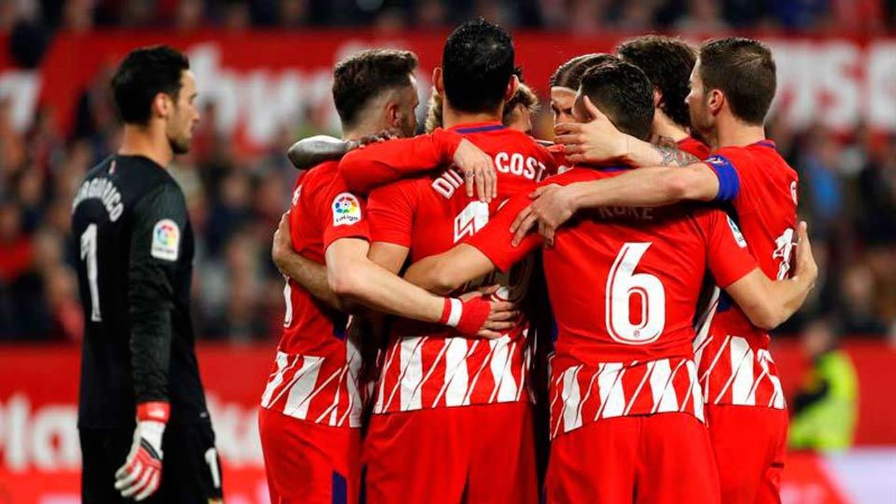 Los jugadores del Atlético celebran uno de los cinco goles ante el Sevilla