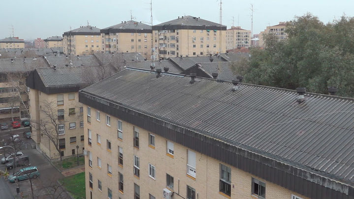 Vecinos de Orcasitas siguen sin recibir la subvención para retirar el amianto de sus tejados