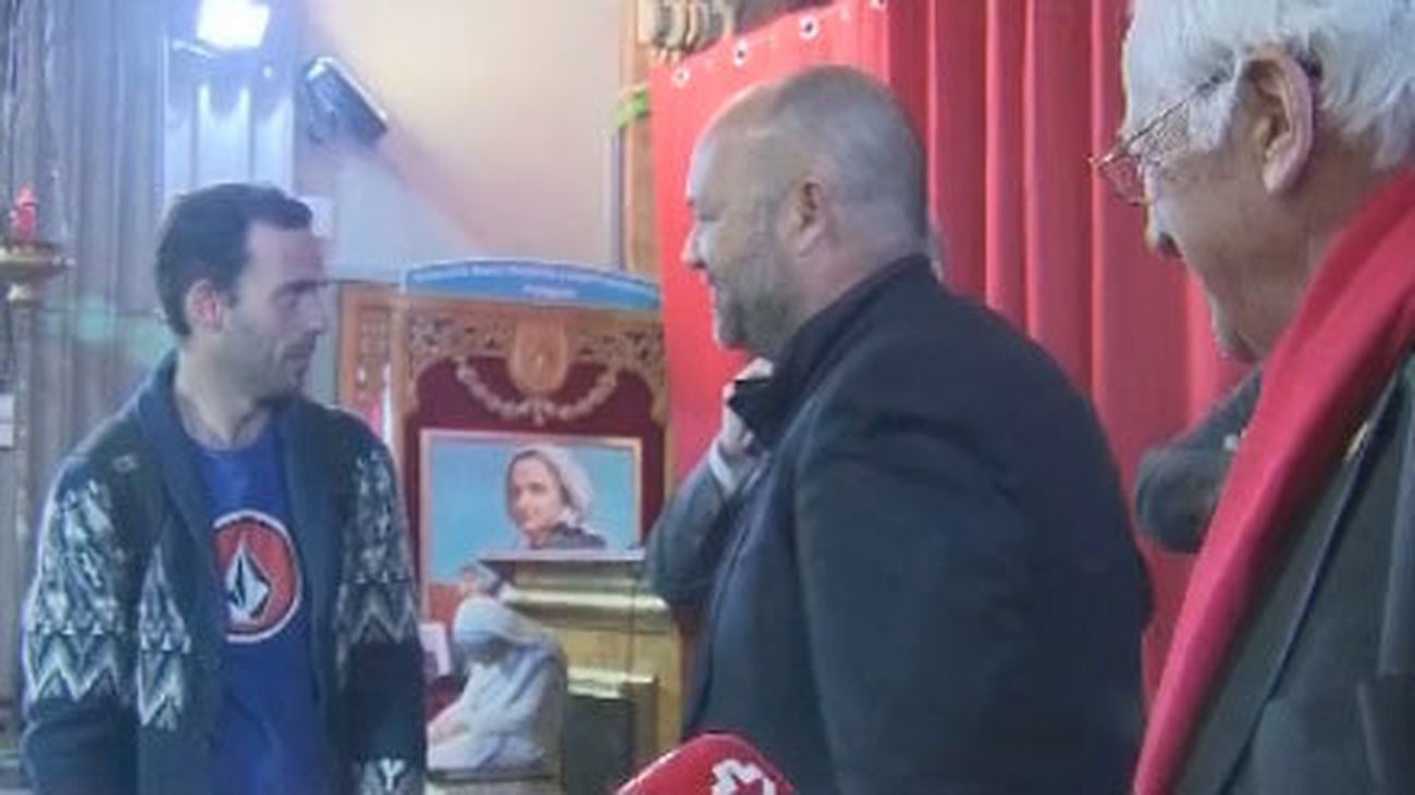 El padre Angel entrega 50 teléfonos móviles a personas sin recursos