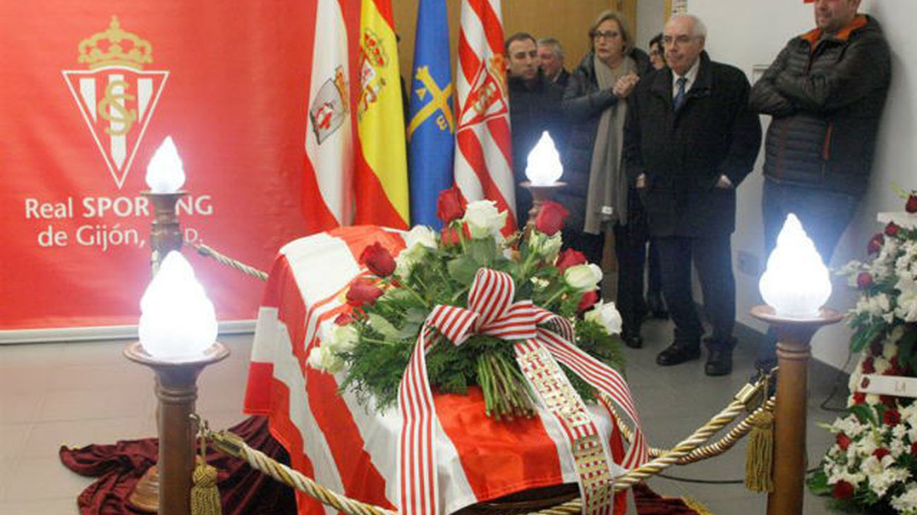 Multitudinaria despedida de 'Quini' en El Molinón